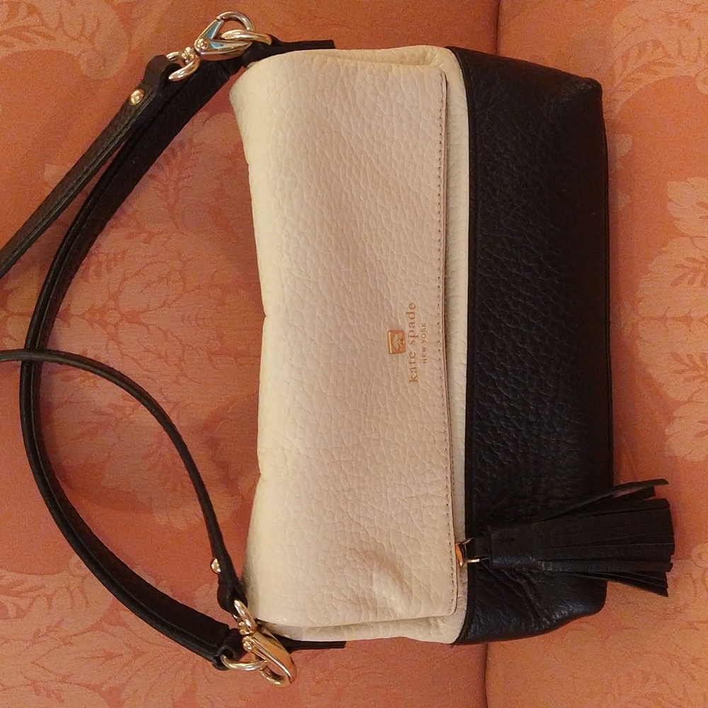 EUC. Kate Spade off-white and black pebbled leather crossbody bag.